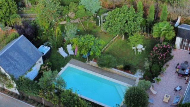 Logis Du Lievre D'Or Bed & Breakfast Монбазон Екстериор снимка