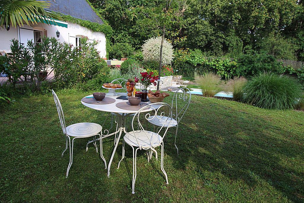 Logis Du Lievre D'Or Bed & Breakfast Монбазон Екстериор снимка