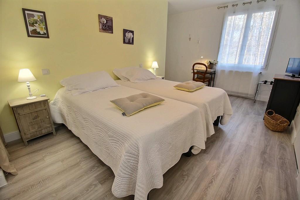 Logis Du Lievre D'Or Bed & Breakfast Монбазон Екстериор снимка